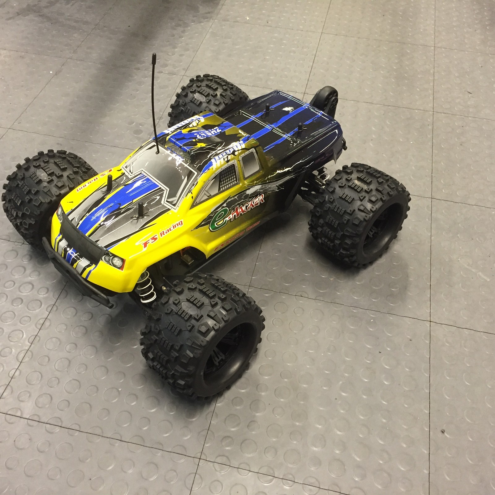 E-HACKER 4x4 BØRSTELØS MONSTER-TRUCK 1:8 2,4 GHZ 80KM/H